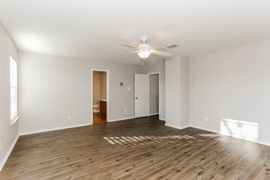 Building Photo - 7956 Meadow Spring Ln