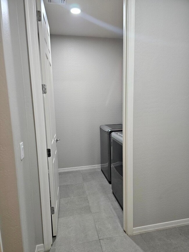 Building Photo - 15092 W Portland St