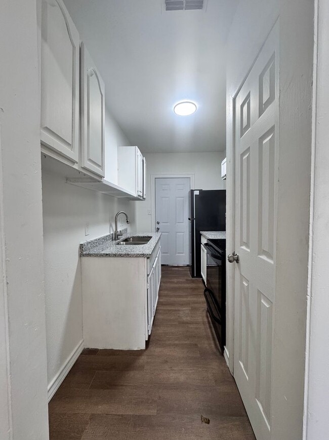 Building Photo - ONE BEDROOM APT WITH WATER PAID