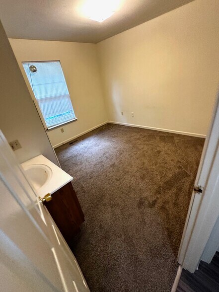 Building Photo - 1409 Varsity Ln