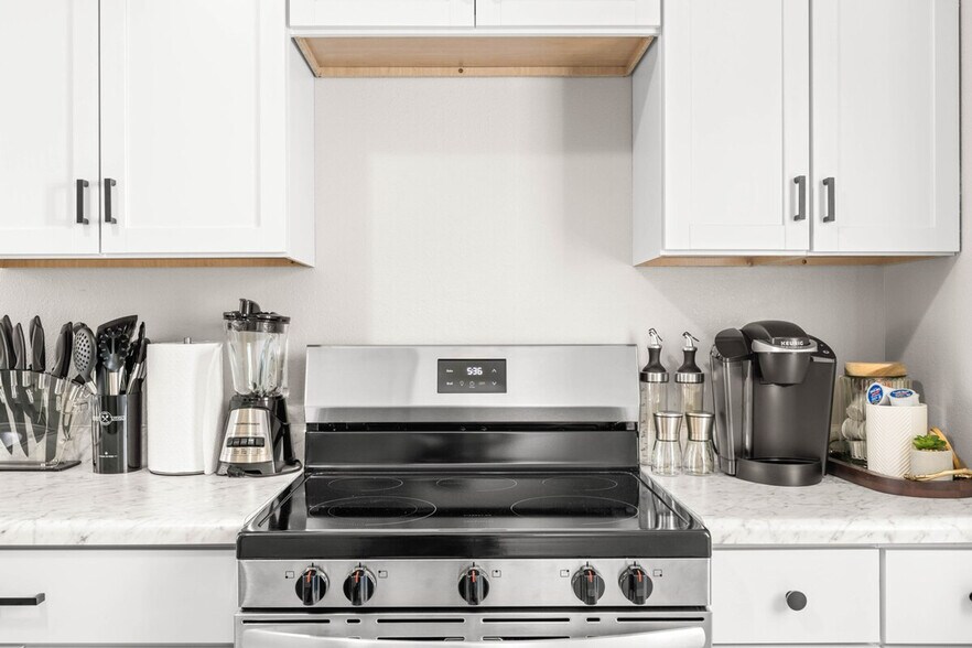 Building Photo - 639 Maple St