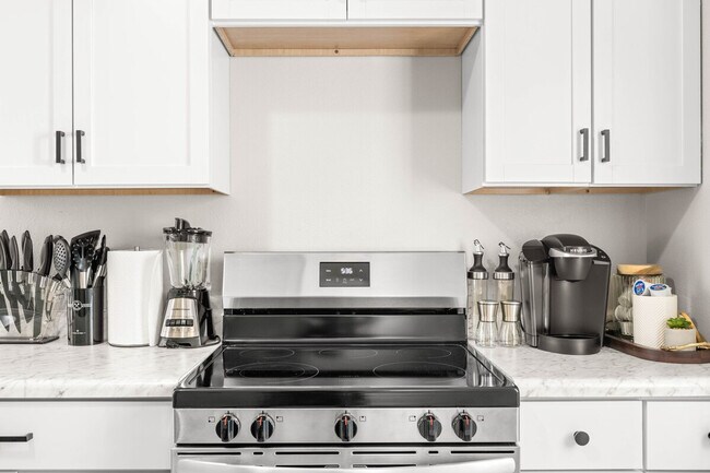 Building Photo - 639 Maple St