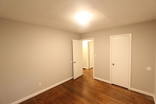 Building Photo - 3 Bedroom, 1.5 Bath!  New on the Market an...