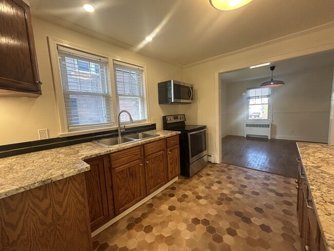 Building Photo - 25 Putnam Ave