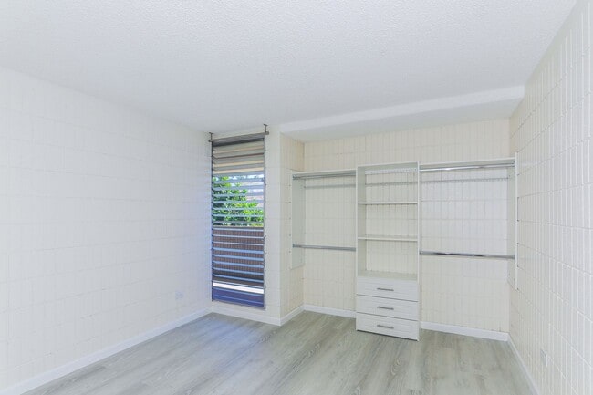 Building Photo - Sunset Lakeview - Fully renovated 3 bedroom, 2 bath on lower floor comes with tandem parking for ...