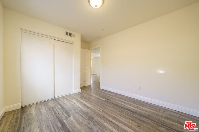 Building Photo - 154 E 84th Pl