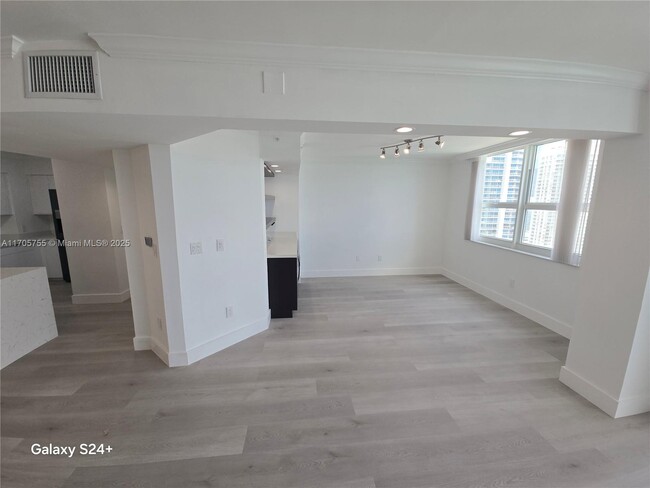 Building Photo - 1155 Brickell Bay Dr