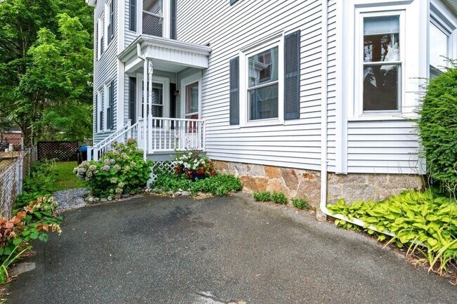Building Photo - 37 Thorndike St
