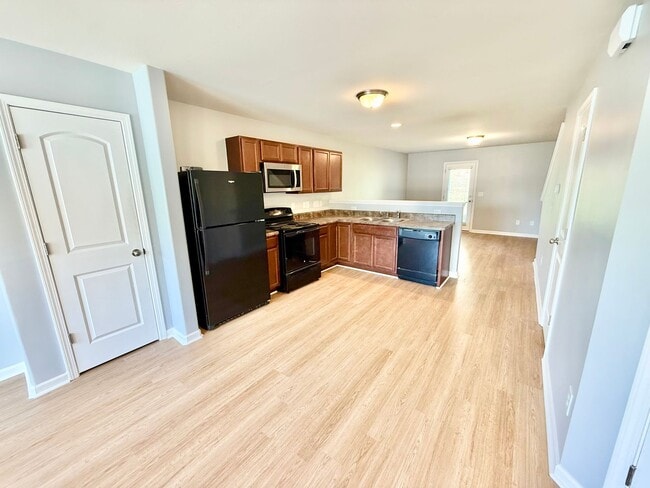 Building Photo - Beautiful 2 Bed 2.5 Bath townhome located ...