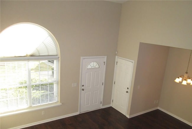 Building Photo - Beautiful Primary Bedroom Down townhome in...
