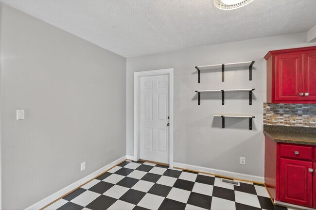 Building Photo - 4 Bedroom