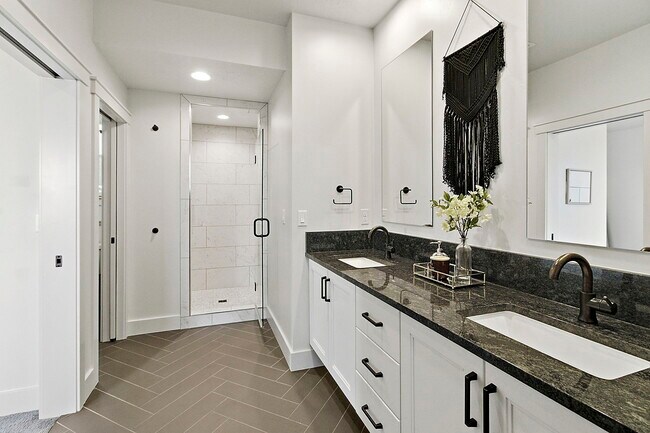 Building Photo - 6777 E Warm Springs Ave