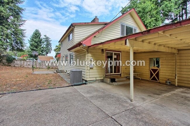 Building Photo - 5 Bedrooms, 2.5 Bathrooms Home in Oregon City