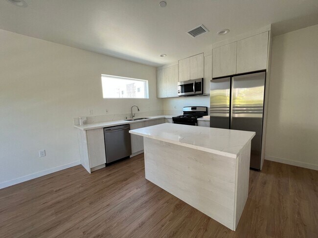 Building Photo - 2416 Carmona Ave
