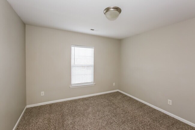 Building Photo - 926 Marthas View Dr NW