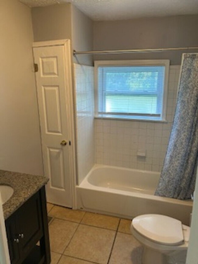 Building Photo - 3 Bedroom, 2 Bathroom Home