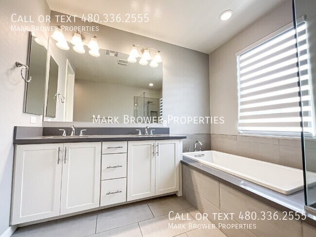 Building Photo - 7472 E Paraiso Dr