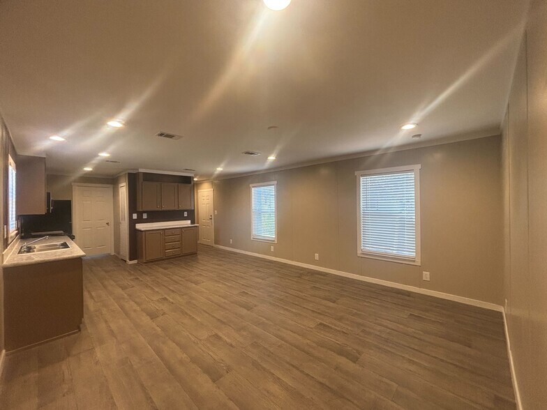 Building Photo - 118 E Semands St