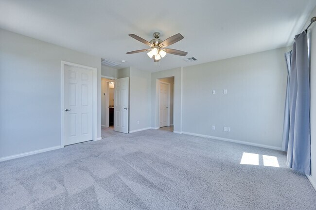 Building Photo - NW!! Solar!!  Gated!!  Bed and bath downst...