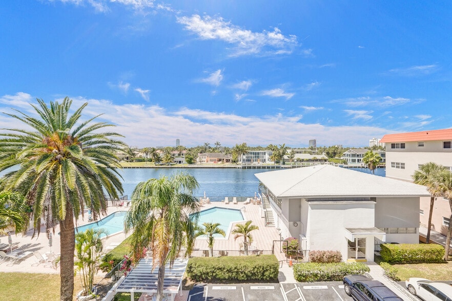 Building Photo - 3113 S Ocean Dr