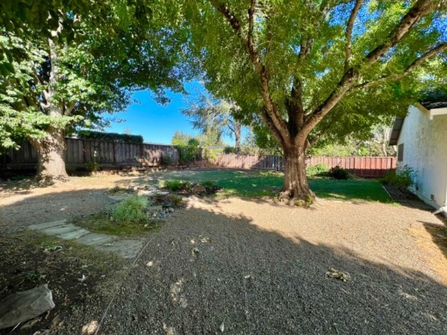 Building Photo - TENTATIVELY RENTED 4 Bedroom 2 Bathroom Si...