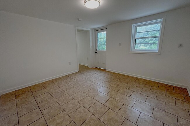 Building Photo - Modern 2BR/1.5BA Property with Renovated Interior and Unique Bonus Spaces