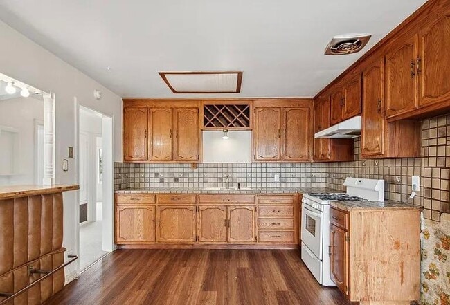 Building Photo - 1629 W 110th St