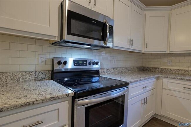 Building Photo - Fall in love with this stunning 4-bedroom, 3-bathroom full-brick ranch home