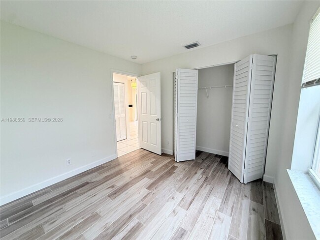 Building Photo - 964 Tanglewood Cir