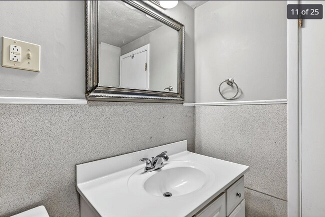 Building Photo - 3-Bedroom Home + Bonus Room in SE Springfield