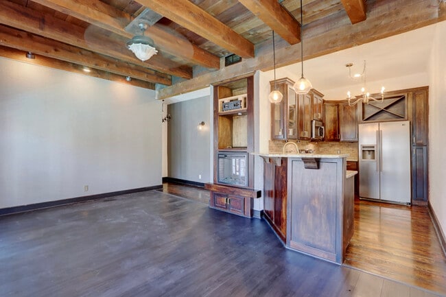 Building Photo - West Plaza Resort-Style  Living