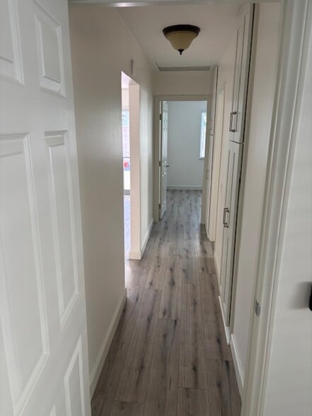 Building Photo - 275 Mesa Dr