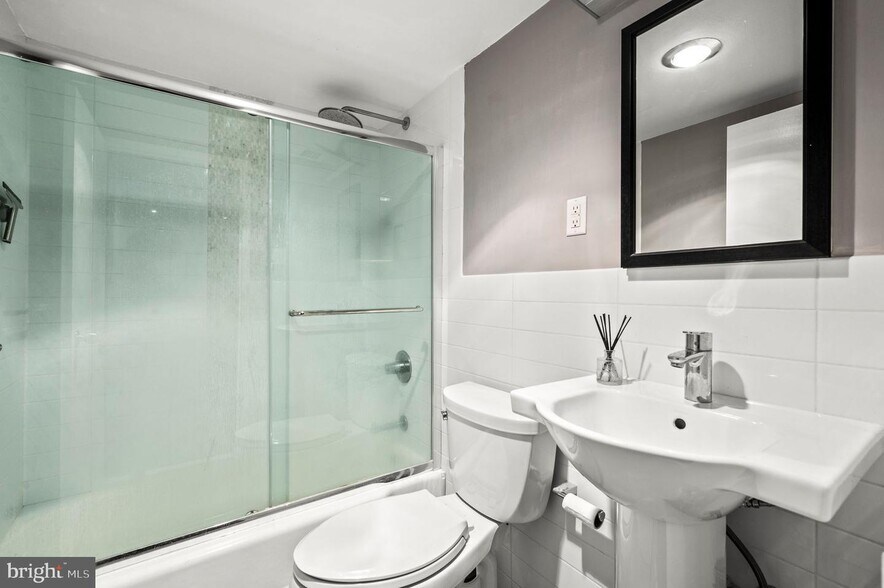 Building Photo - 224 W Rittenhouse Sq