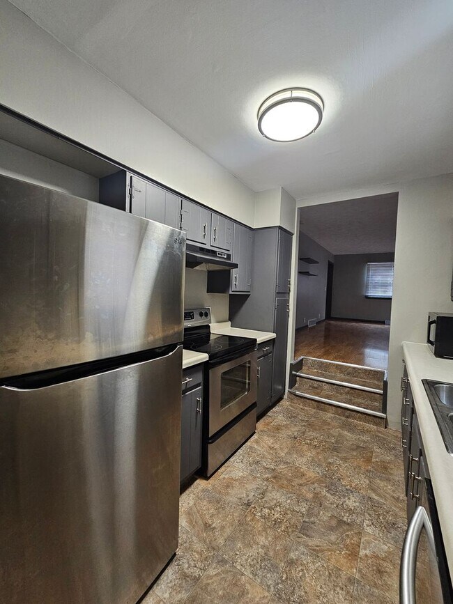 Building Photo - Spacious and Renovated 3 Bedroom Home