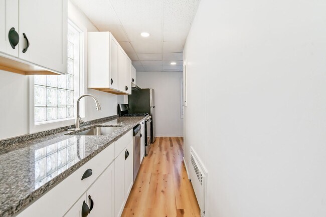Building Photo - 2 bed 1 bath - newly updated, convenient location, washer/dryer/dishwasher