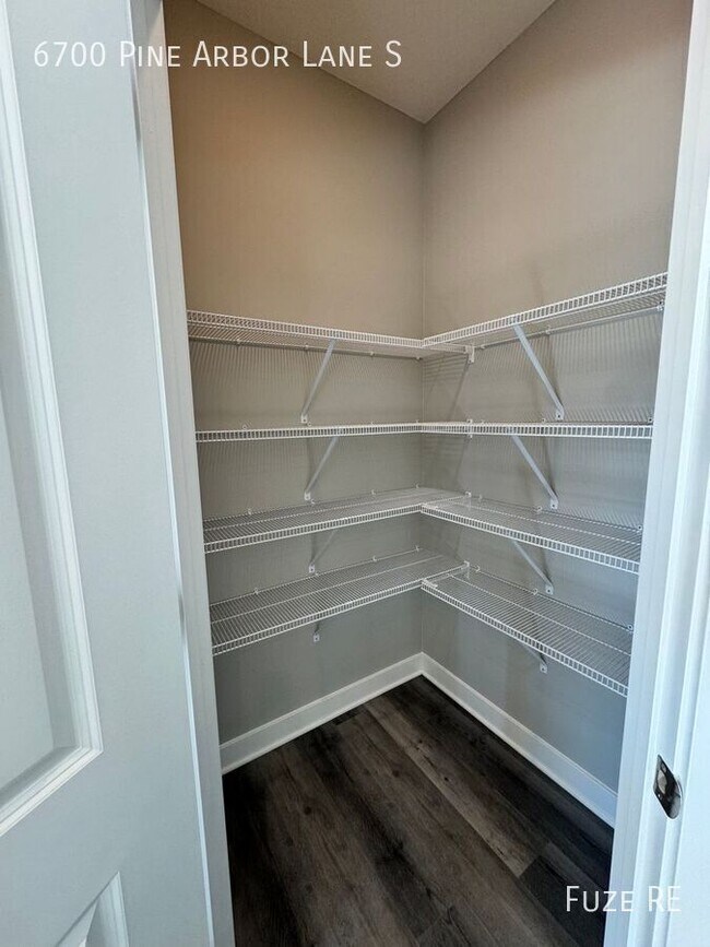 Building Photo - 6700 Pine Arbor Ln S