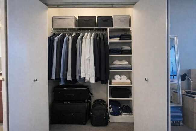 Building Photo - 565 W Quincy St