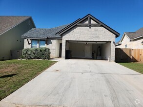 Building Photo - Spacious Home