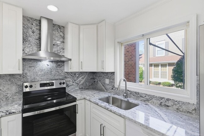 Building Photo - 1340 Kings Cove Dr E