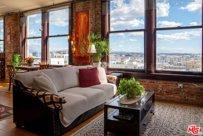 Building Photo - 460 S Spring St