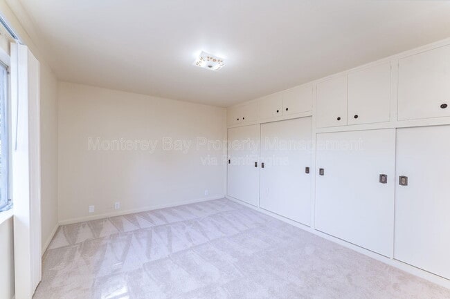 Building Photo - 1 El Caminito