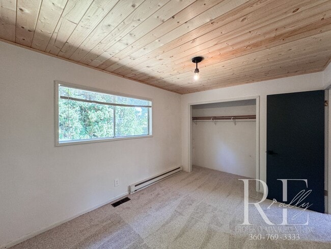 Building Photo - Chic Farmhouse Vibes in Charming Suquamish...