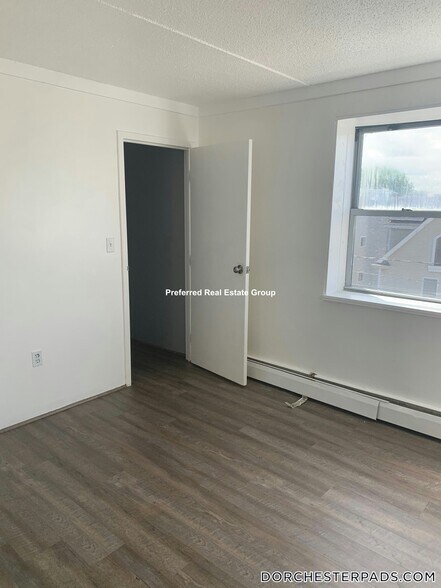 Building Photo - 65 Nightingale St