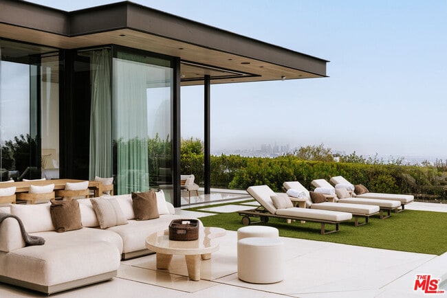 Building Photo - 1536 Blue Jay Way