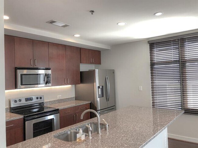 Building Photo - 565 Peachtree St NE