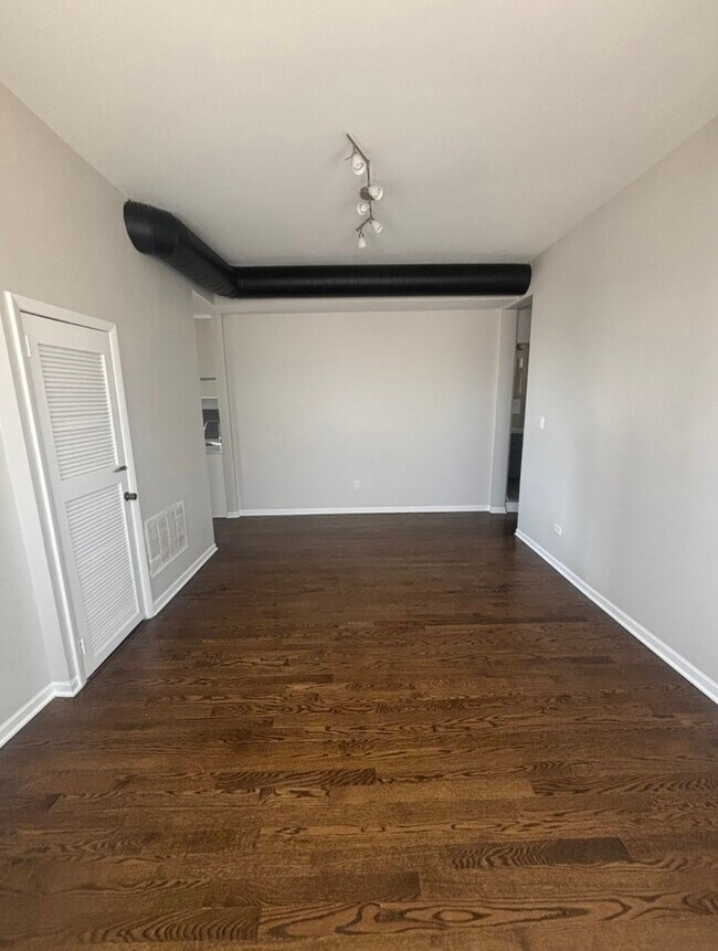 Building Photo - 867 E Pershing Rd