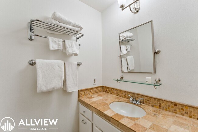 Building Photo - Fully Furnished Condo (2 Bed/2 Bath + Den) Nestled in the Coveted Newport Heights Community!