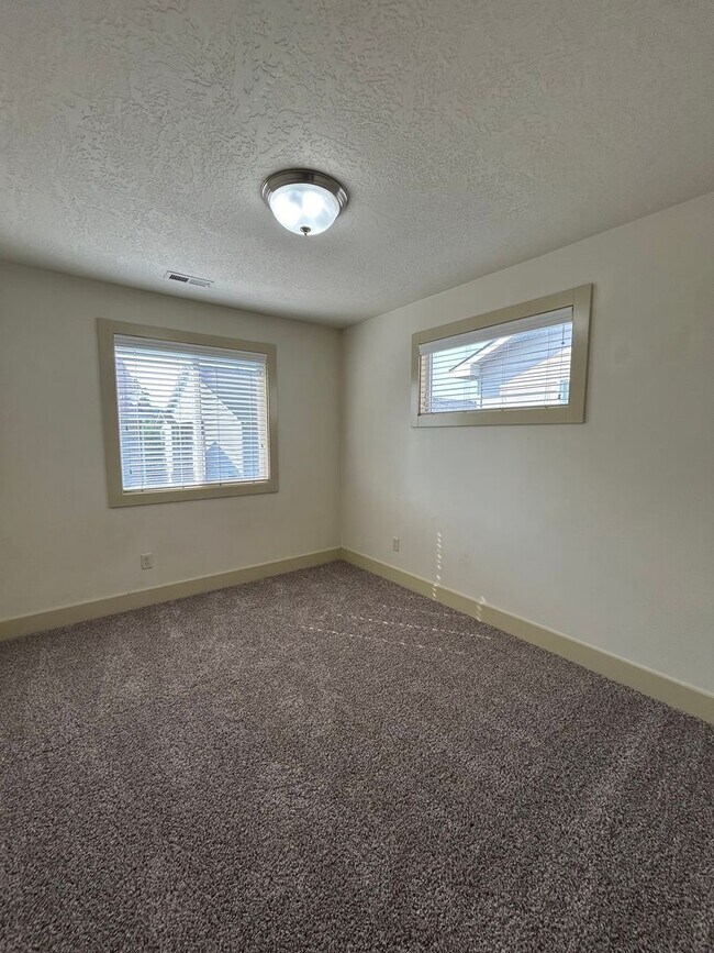 Building Photo - Boise Townhome Near BSU| EARLIER MOVE IN DATE UPON REQUEST