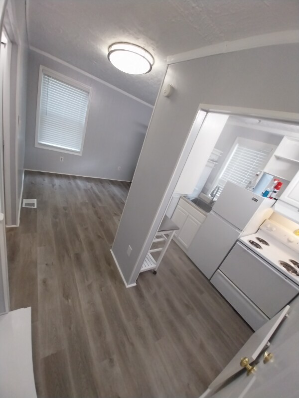 Building Photo - 201 Lake Dr