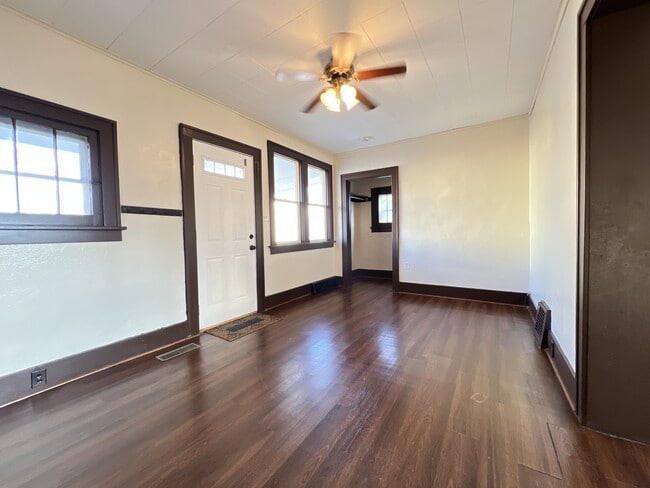 Building Photo - 320 E 26th St